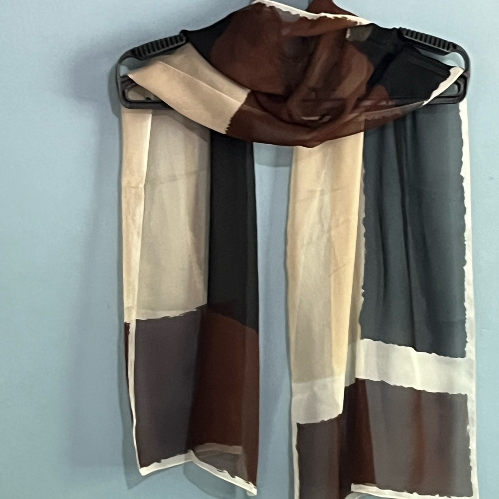 SELLING WOMEN SCARF COLOR BROWN AND TAN  GENTLY USED GOOD CONDITION